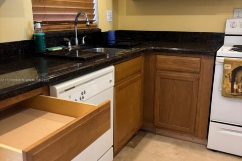 Condo in Sunrise, Florida, 1 bedroom  № 1682640 - photo 11