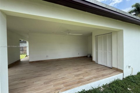 House in Homestead, Florida 3 bedrooms, 74.69 sq.m. № 1926590 - photo 16