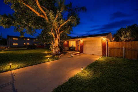 Villa ou maison à vendre à Hollywood, Floride: 2 chambres, 118.17 m2 № 2261091 - photo 25
