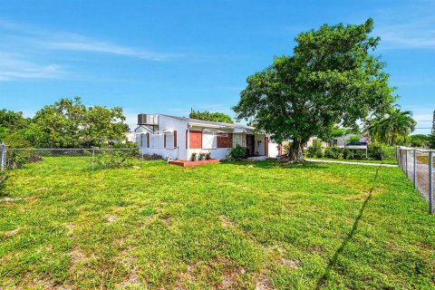 Villa ou maison à vendre à Hollywood, Floride: 2 chambres, 118.17 m2 № 2261091 - photo 29