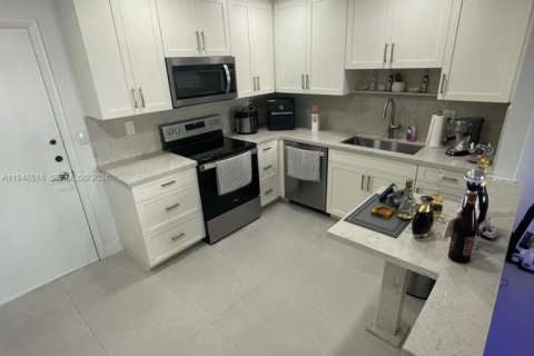 Condominio en alquiler en Hollywood, Florida, 2 dormitorios, 115.38 m2 № 2055515 - foto 2