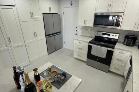 Condominio en alquiler en Hollywood, Florida, 2 dormitorios, 115.38 m2 № 2055515 - foto 3