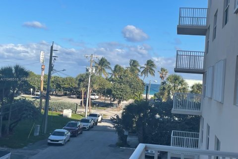 Condominio en alquiler en Hollywood, Florida, 2 dormitorios, 115.38 m2 № 2055515 - foto 13