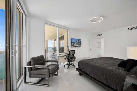 Condo in Hallandale Beach, Florida, 2 bedrooms № 2391743 - photo 18