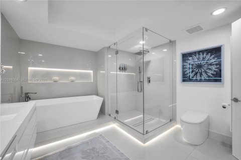 Condo in Hallandale Beach, Florida, 2 bedrooms № 2391743 - photo 21