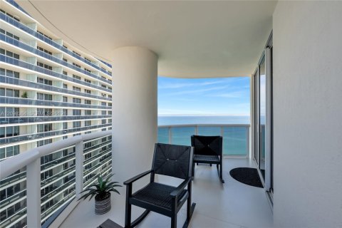 Condo in Hallandale Beach, Florida, 2 bedrooms № 2391743 - photo 29
