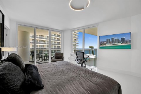 Condo in Hallandale Beach, Florida, 2 bedrooms № 2391743 - photo 17