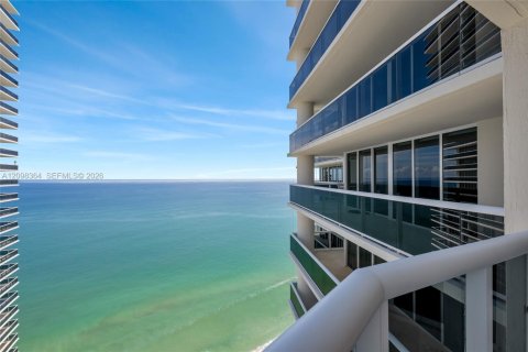 Condo in Hallandale Beach, Florida, 2 bedrooms № 2391743 - photo 30