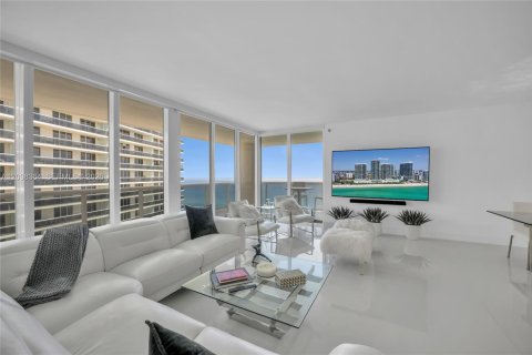 Condo in Hallandale Beach, Florida, 2 bedrooms № 2391743 - photo 4