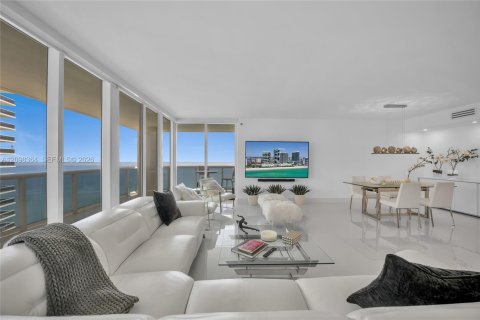 Condo in Hallandale Beach, Florida, 2 bedrooms № 2391743 - photo 3