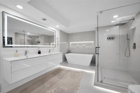 Condo in Hallandale Beach, Florida, 2 bedrooms № 2391743 - photo 20