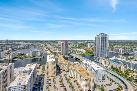 Condo in Hallandale Beach, Florida, 2 bedrooms № 2391743 - photo 26