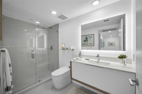 Condo in Hallandale Beach, Florida, 2 bedrooms № 2391743 - photo 25