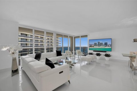 Condo in Hallandale Beach, Florida, 2 bedrooms № 2391743 - photo 2