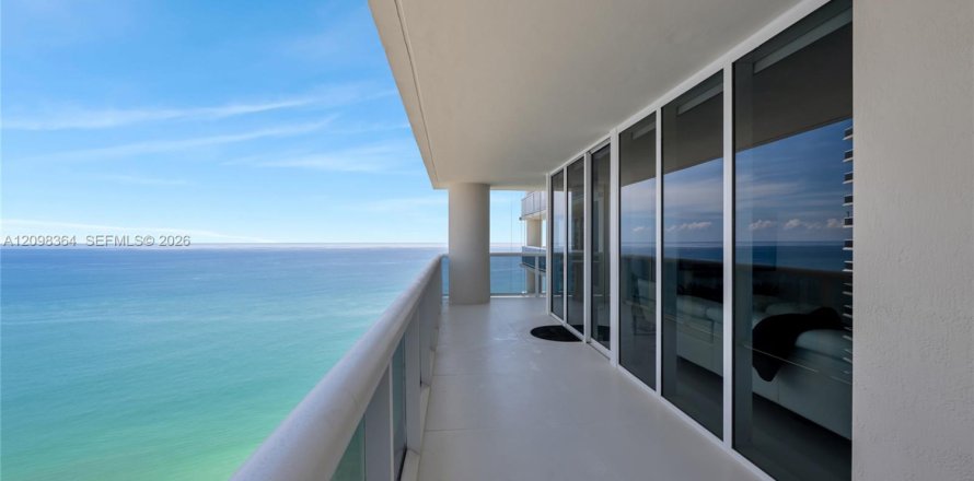 Condo in Hallandale Beach, Florida, 2 bedrooms № 2391743