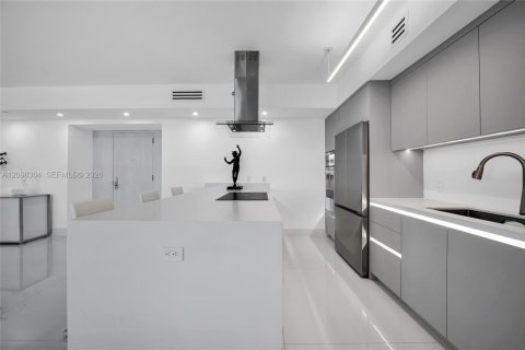 Condo in Hallandale Beach, Florida, 2 bedrooms № 2391743 - photo 14