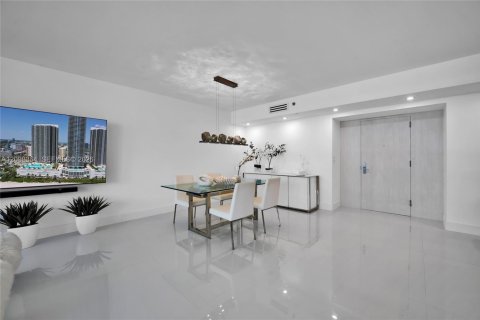 Condo in Hallandale Beach, Florida, 2 bedrooms № 2391743 - photo 7