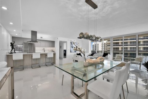 Condo in Hallandale Beach, Florida, 2 bedrooms № 2391743 - photo 9