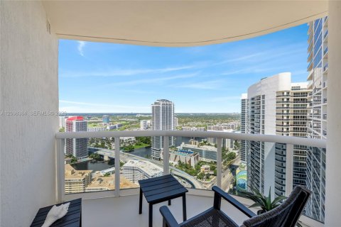 Condo in Hallandale Beach, Florida, 2 bedrooms № 2391743 - photo 27