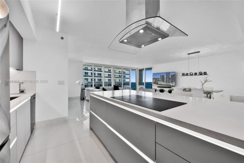 Condo in Hallandale Beach, Florida, 2 bedrooms № 2391743 - photo 11