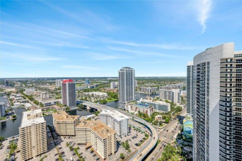 Condo in Hallandale Beach, Florida, 2 bedrooms № 2391743 - photo 28