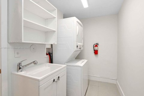 Townhouse in Doral, Florida 3 bedrooms, 161.93 sq.m. № 1953346 - photo 16