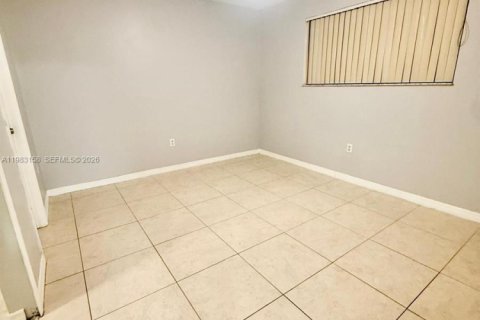 Apartamento en alquiler en Hialeah, Florida, 2 dormitorios, 82.5 m2 № 2047105 - foto 13