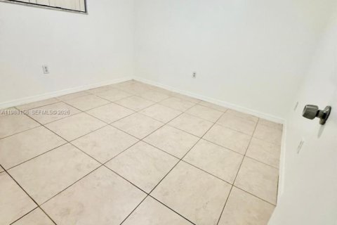 Apartamento en alquiler en Hialeah, Florida, 2 dormitorios, 82.5 m2 № 2047105 - foto 12