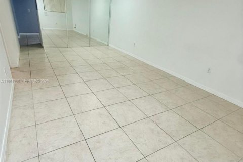 Apartamento en alquiler en Hialeah, Florida, 2 dormitorios, 82.5 m2 № 2047105 - foto 2