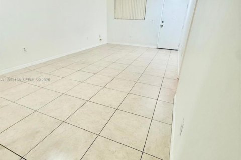 Apartamento en alquiler en Hialeah, Florida, 2 dormitorios, 82.5 m2 № 2047105 - foto 3