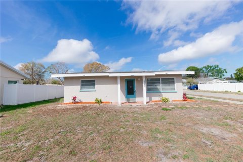 House in Bradenton, Florida 2 bedrooms, 146.32 sq.m. № 2226596 - photo 3