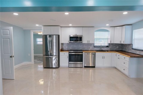 House in Bradenton, Florida 2 bedrooms, 146.32 sq.m. № 2226596 - photo 15