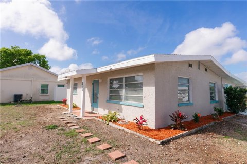 House in Bradenton, Florida 2 bedrooms, 146.32 sq.m. № 2226596 - photo 4