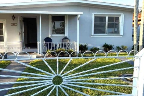 Снять в аренду виллу или дом в Майами, Флорида 3 спальни, 112.97м2, № 2062406 - фото 2