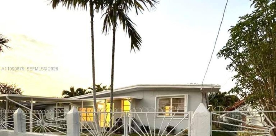 Дом в Майами, Флорида 3 спальни, 112.97м2 № 2062406