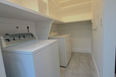 Снять в аренду виллу или дом в Майами, Флорида 3 спальни, 112.97м2, № 2062406 - фото 25