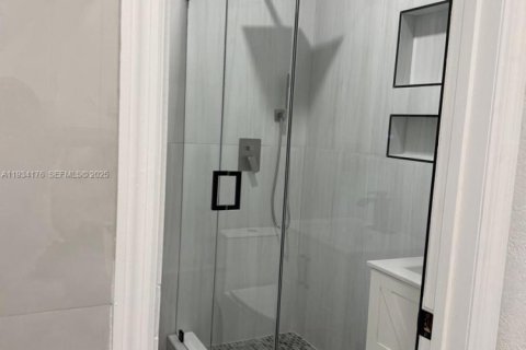 Снять в аренду квартиру в Майами, Флорида 1 спальня, 271.55м2, № 1992437 - фото 3