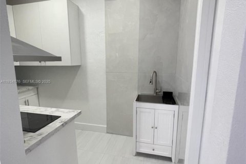 Снять в аренду квартиру в Майами, Флорида 1 спальня, 271.55м2, № 1992437 - фото 9