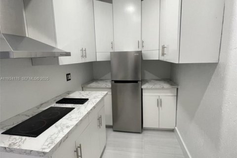 Снять в аренду квартиру в Майами, Флорида 1 спальня, 271.55м2, № 1992437 - фото 2