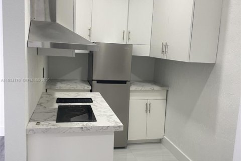 Снять в аренду квартиру в Майами, Флорида 1 спальня, 271.55м2, № 1992437 - фото 4