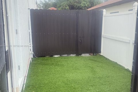 Снять в аренду квартиру в Майами, Флорида 1 спальня, 271.55м2, № 1992437 - фото 13