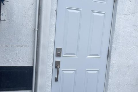 Снять в аренду квартиру в Майами, Флорида 1 спальня, 271.55м2, № 1992437 - фото 5