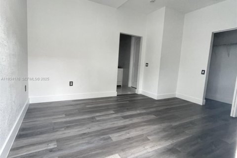 Снять в аренду квартиру в Майами, Флорида 1 спальня, 271.55м2, № 1992437 - фото 7