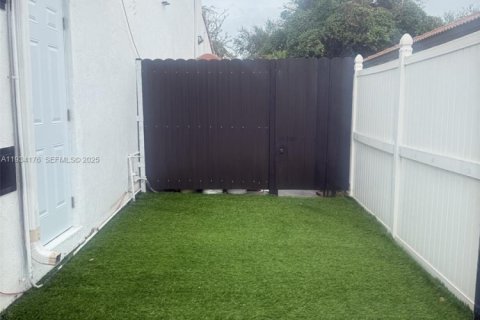 Снять в аренду квартиру в Майами, Флорида 1 спальня, 271.55м2, № 1992437 - фото 12