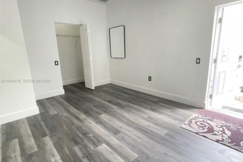 Снять в аренду квартиру в Майами, Флорида 1 спальня, 271.55м2, № 1992437 - фото 8