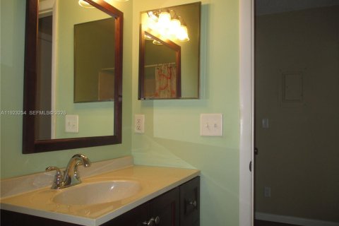Condo in Stuart, Florida, 2 bedrooms  № 2004131 - photo 18