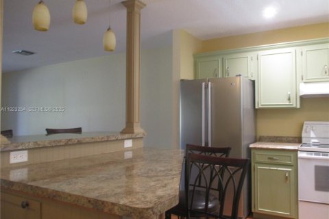 Condo in Stuart, Florida, 2 bedrooms  № 2004131 - photo 6