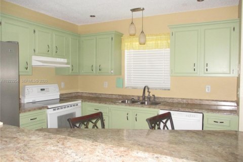 Condo in Stuart, Florida, 2 bedrooms  № 2004131 - photo 2