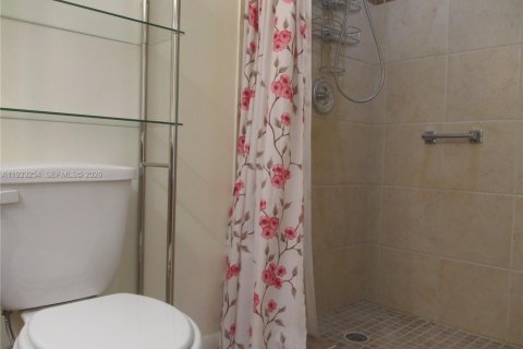 Condo in Stuart, Florida, 2 bedrooms  № 2004131 - photo 16