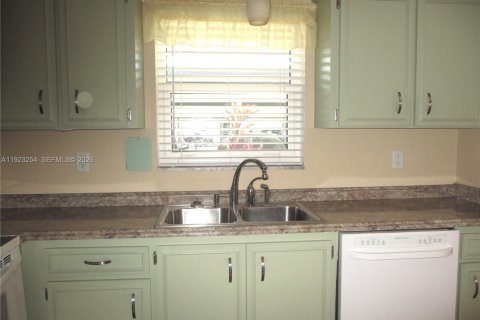 Condo in Stuart, Florida, 2 bedrooms  № 2004131 - photo 3